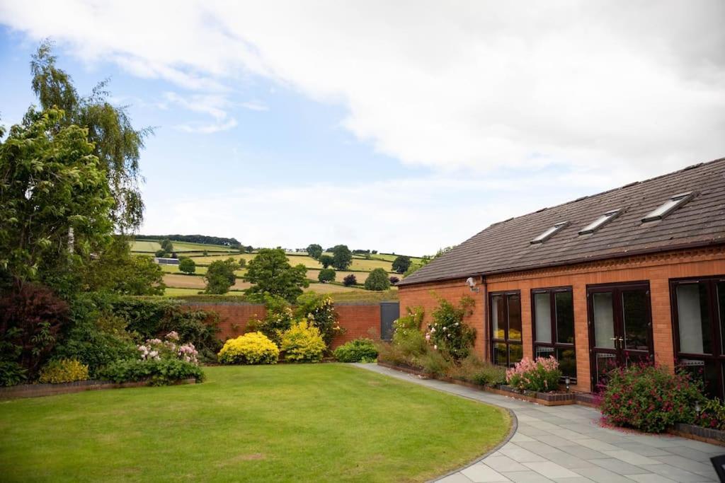 Vast, Elegant Home With Indoor Pool & Sauna Near Popular Golf Course Kington  Esterno foto