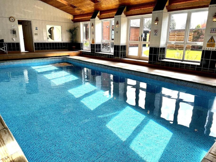 Vast, Elegant Home With Indoor Pool & Sauna Near Popular Golf Course Kington  Esterno foto