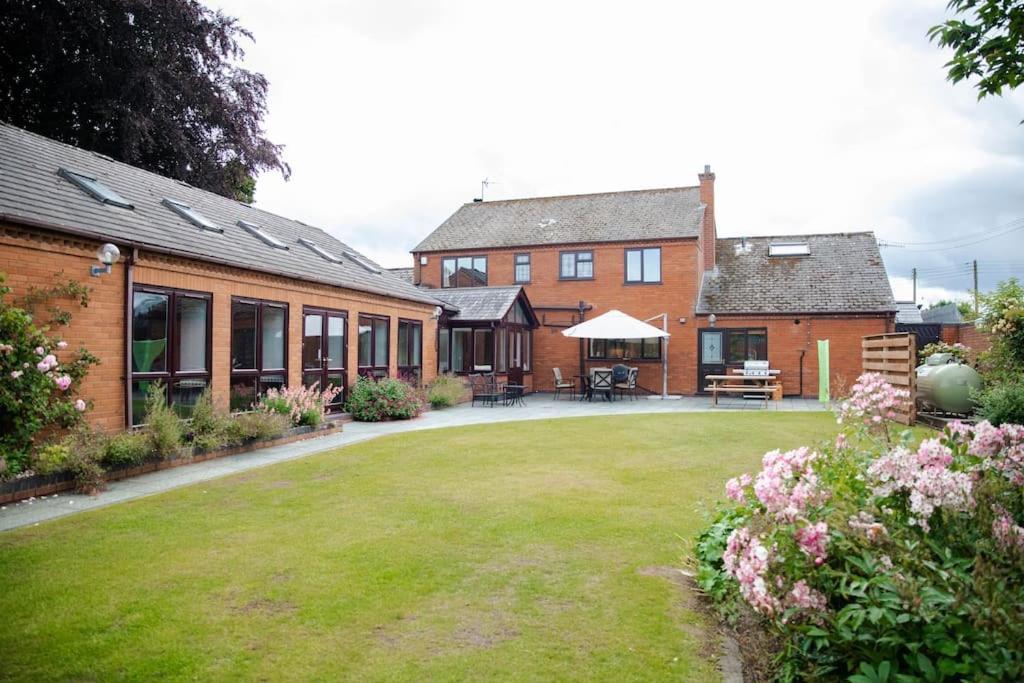 Vast, Elegant Home With Indoor Pool & Sauna Near Popular Golf Course Kington  Esterno foto