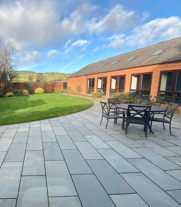 Vast, Elegant Home With Indoor Pool & Sauna Near Popular Golf Course Kington  Esterno foto