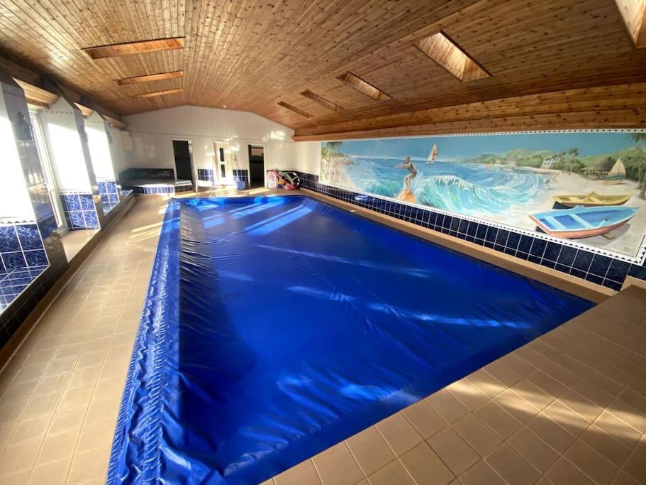 Vast, Elegant Home With Indoor Pool & Sauna Near Popular Golf Course Kington  Esterno foto