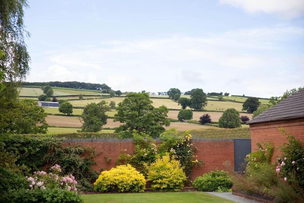 Vast, Elegant Home With Indoor Pool & Sauna Near Popular Golf Course Kington  Esterno foto