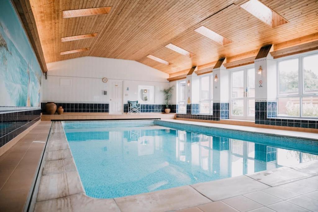 Vast, Elegant Home With Indoor Pool & Sauna Near Popular Golf Course Kington  Esterno foto