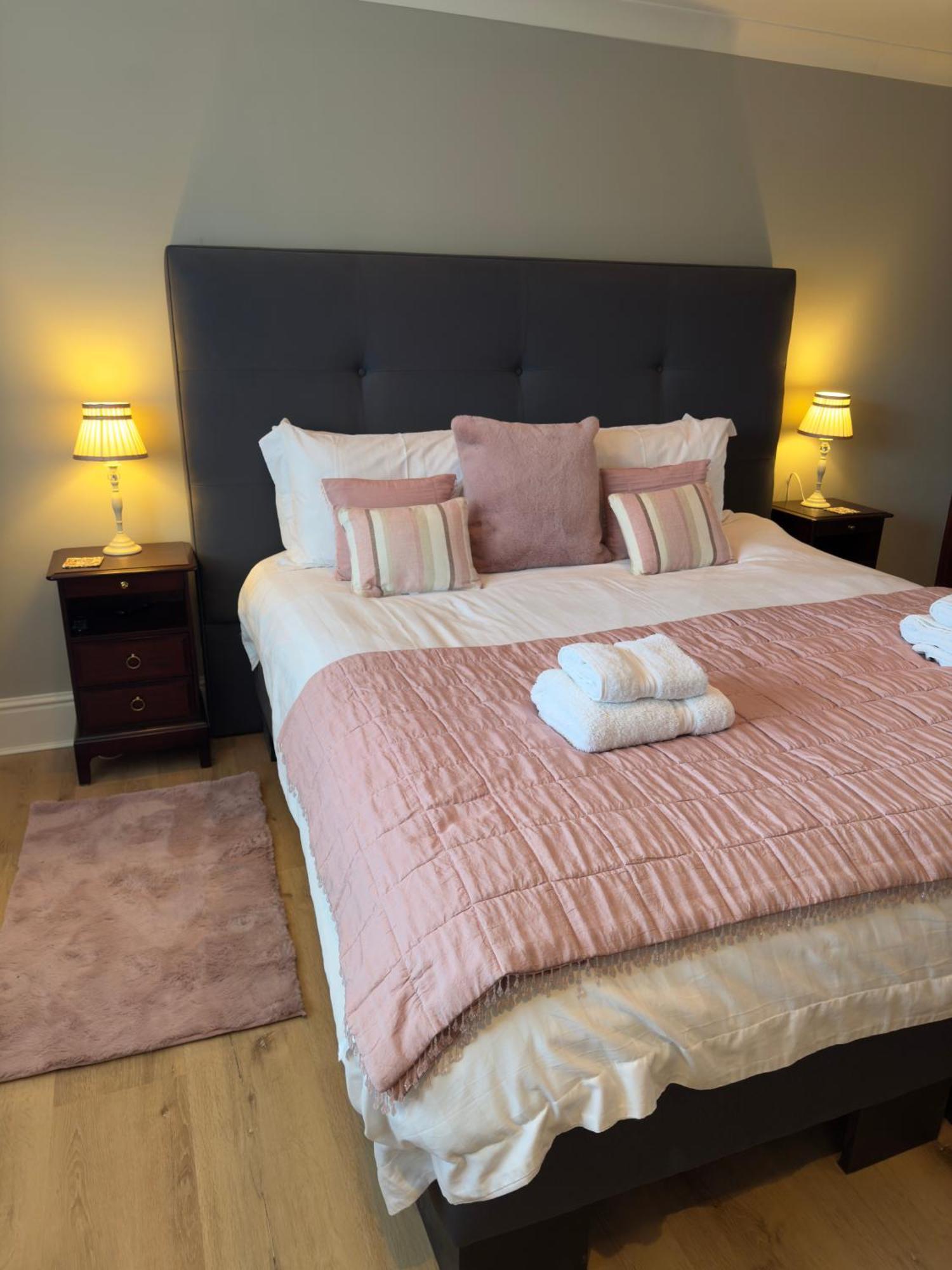 Vast, Elegant Home With Indoor Pool & Sauna Near Popular Golf Course Kington  Esterno foto