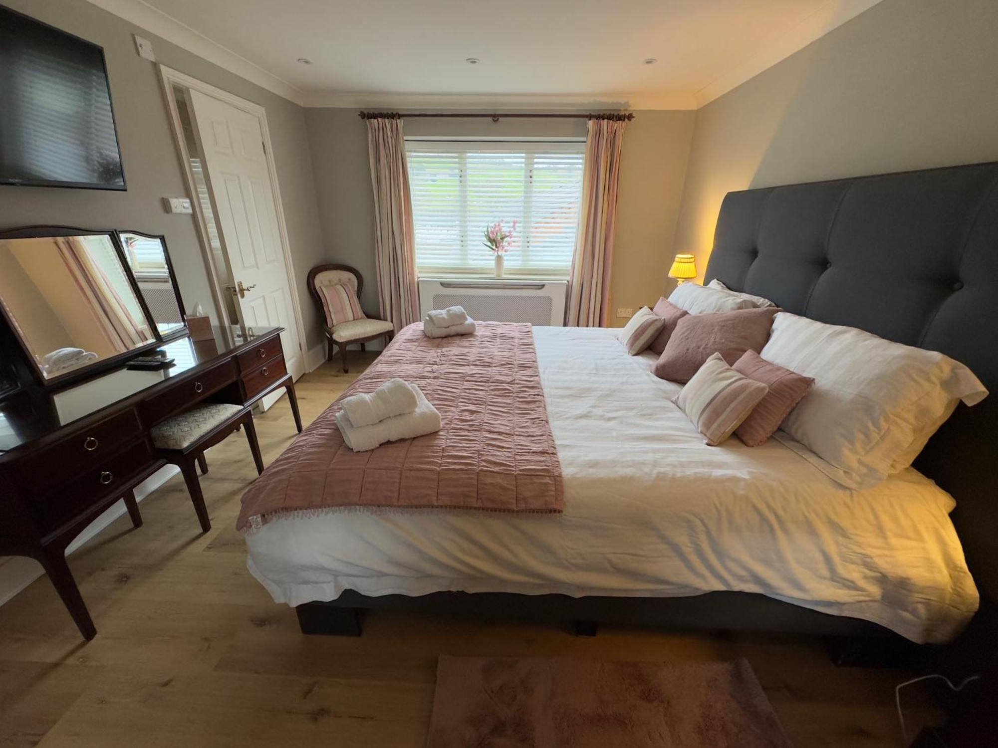 Vast, Elegant Home With Indoor Pool & Sauna Near Popular Golf Course Kington  Esterno foto