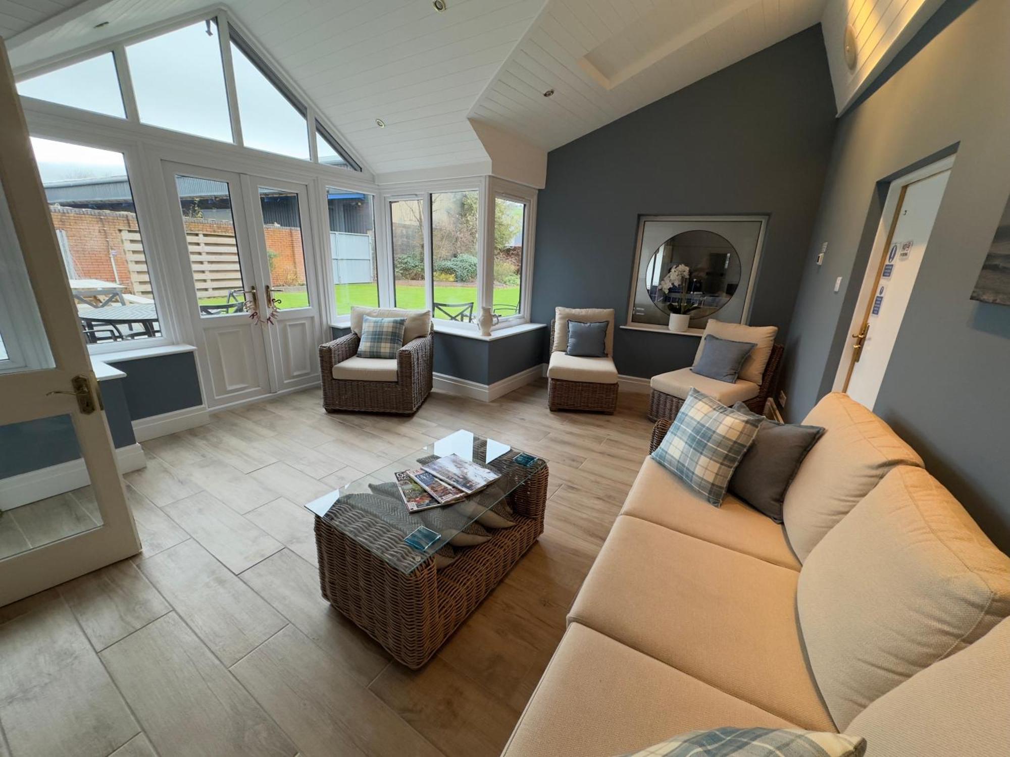 Vast, Elegant Home With Indoor Pool & Sauna Near Popular Golf Course Kington  Esterno foto