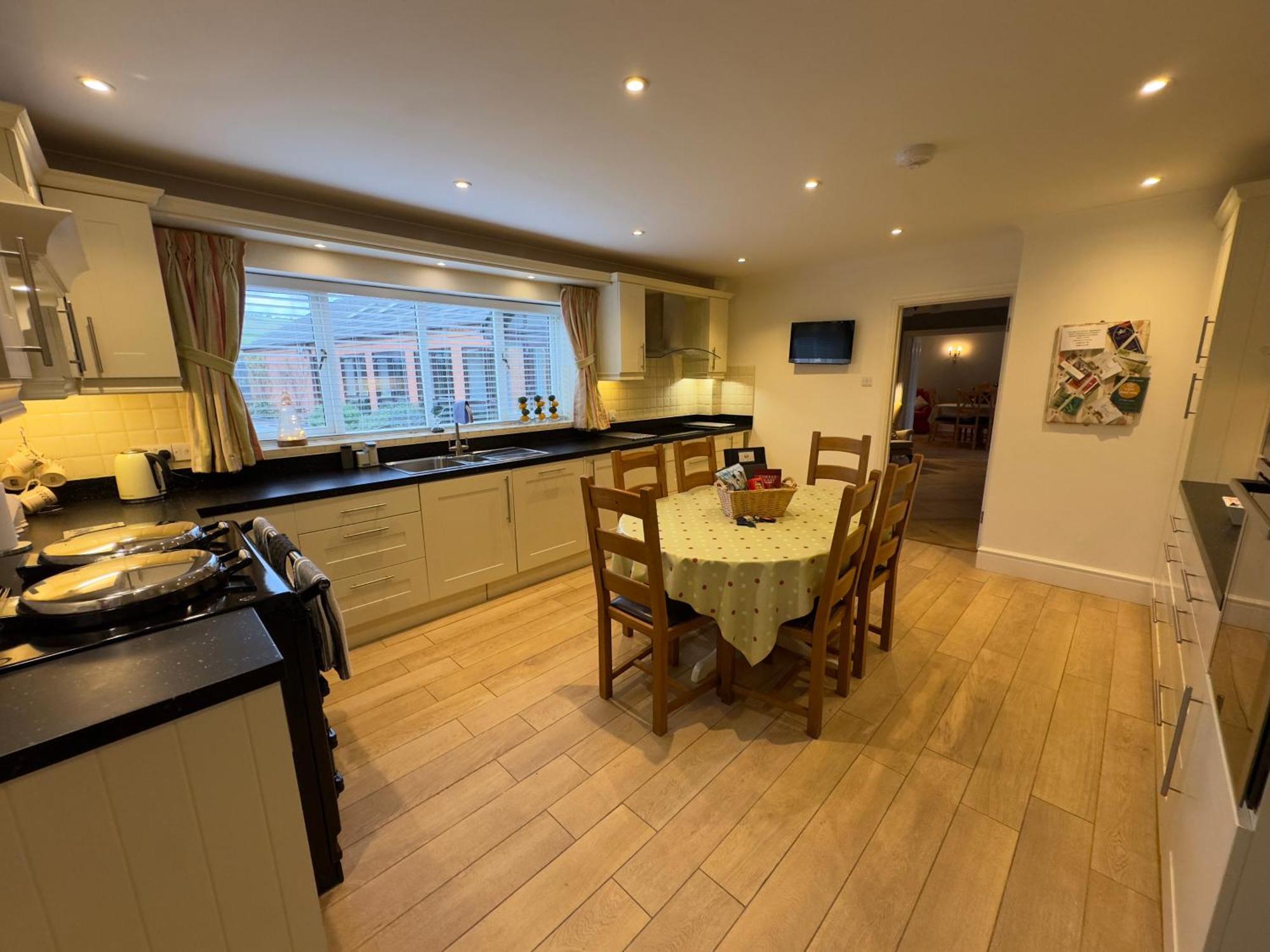 Vast, Elegant Home With Indoor Pool & Sauna Near Popular Golf Course Kington  Esterno foto