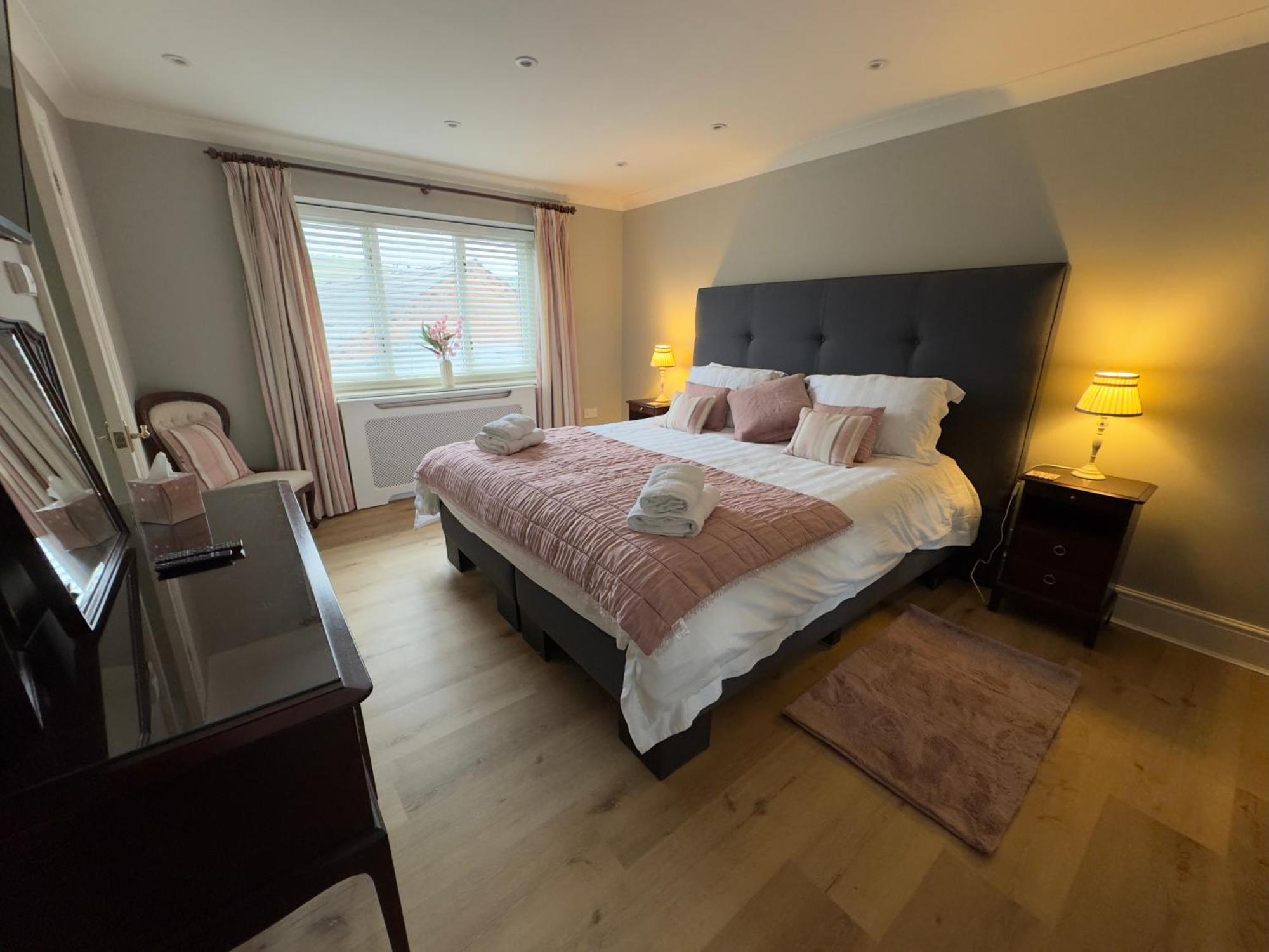 Vast, Elegant Home With Indoor Pool & Sauna Near Popular Golf Course Kington  Esterno foto
