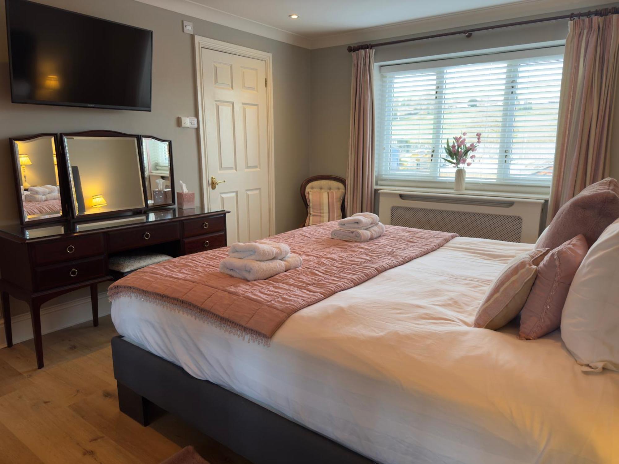 Vast, Elegant Home With Indoor Pool & Sauna Near Popular Golf Course Kington  Esterno foto