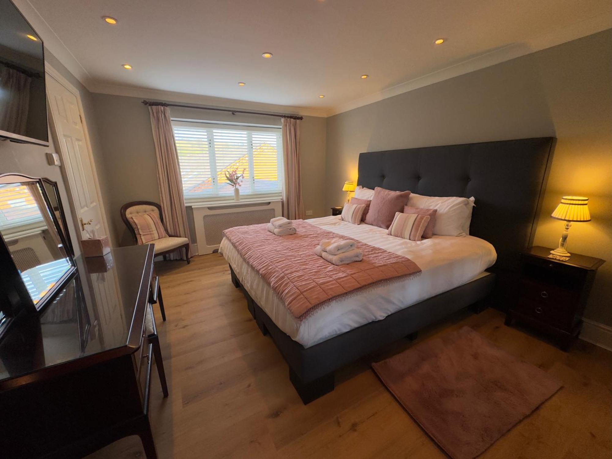 Vast, Elegant Home With Indoor Pool & Sauna Near Popular Golf Course Kington  Esterno foto