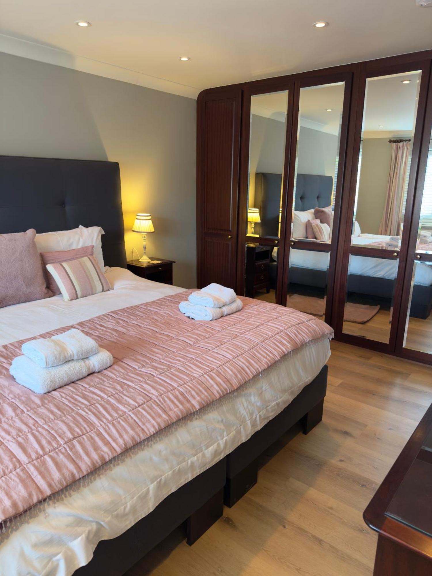 Vast, Elegant Home With Indoor Pool & Sauna Near Popular Golf Course Kington  Esterno foto