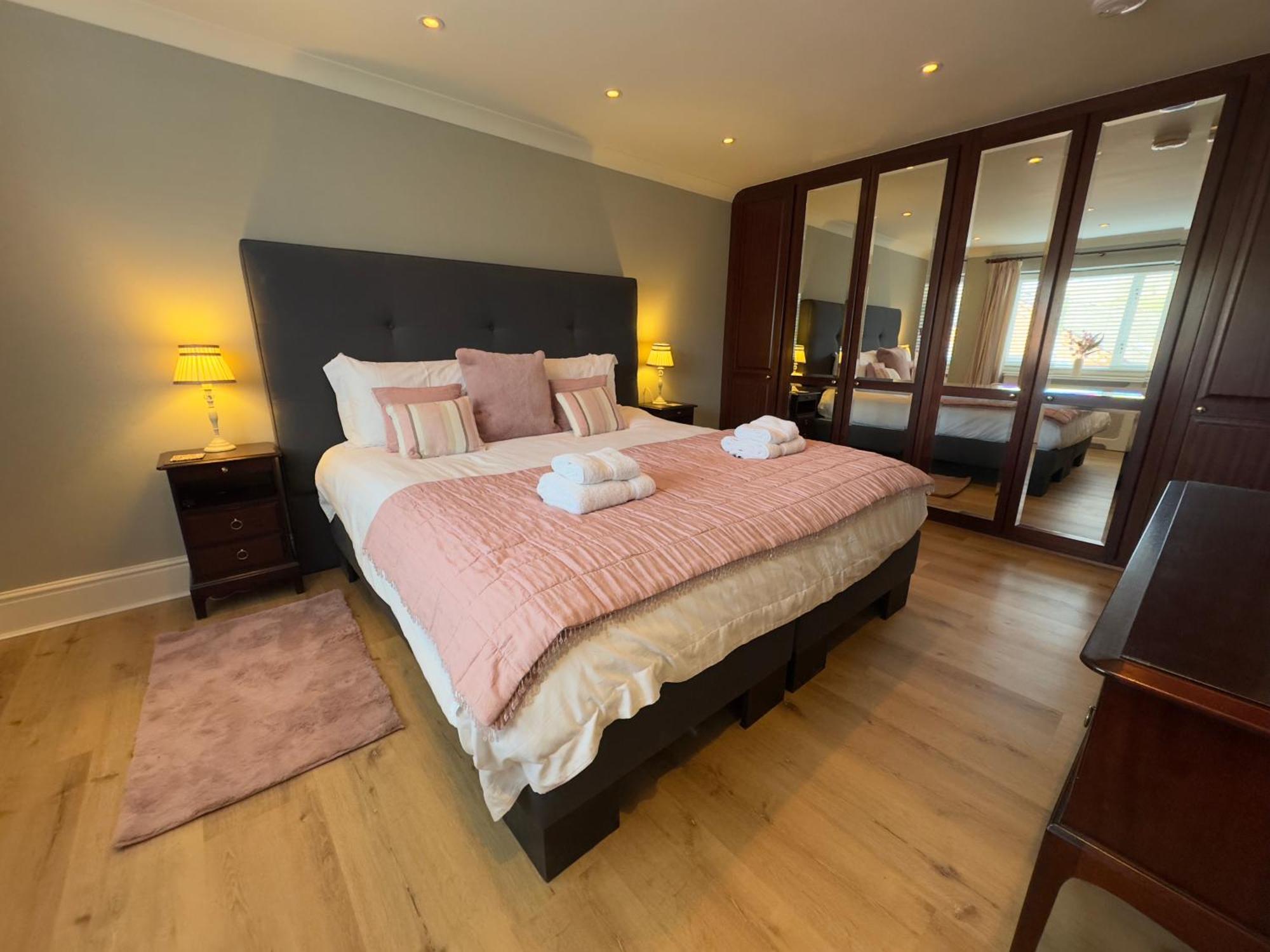 Vast, Elegant Home With Indoor Pool & Sauna Near Popular Golf Course Kington  Esterno foto