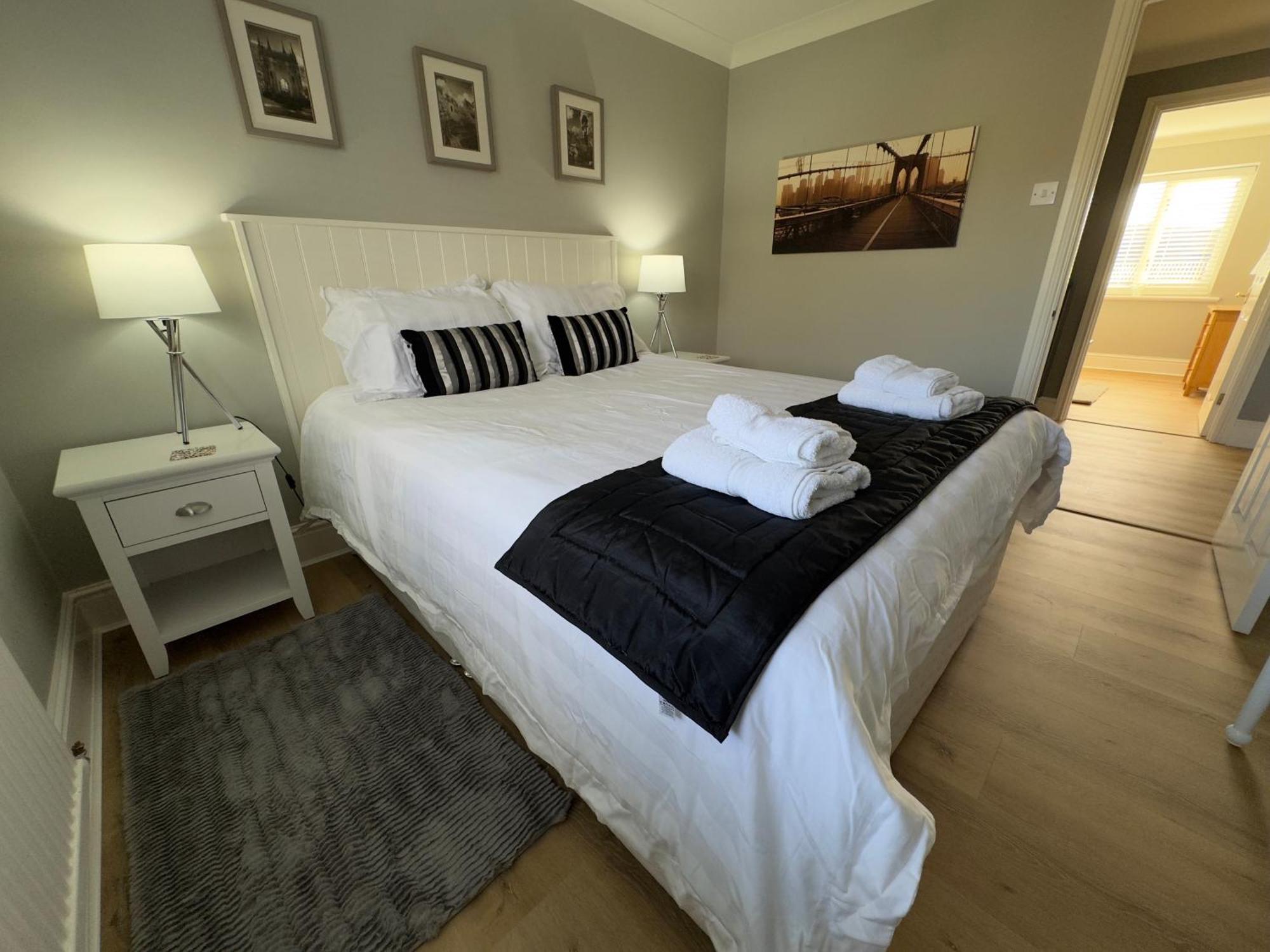 Vast, Elegant Home With Indoor Pool & Sauna Near Popular Golf Course Kington  Esterno foto